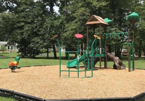 玩ground with a green slide near 沃灵顿口岸 apartments for rent in Warrington, PA