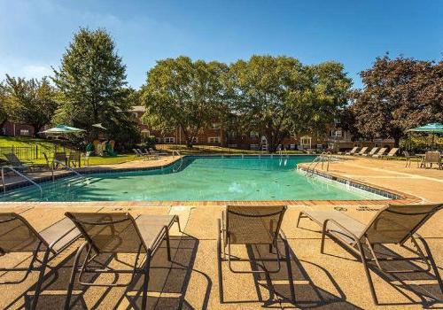 Outdoor pool with lounge chairs 和 umbrellas at 沃灵顿口岸 apartments for rent